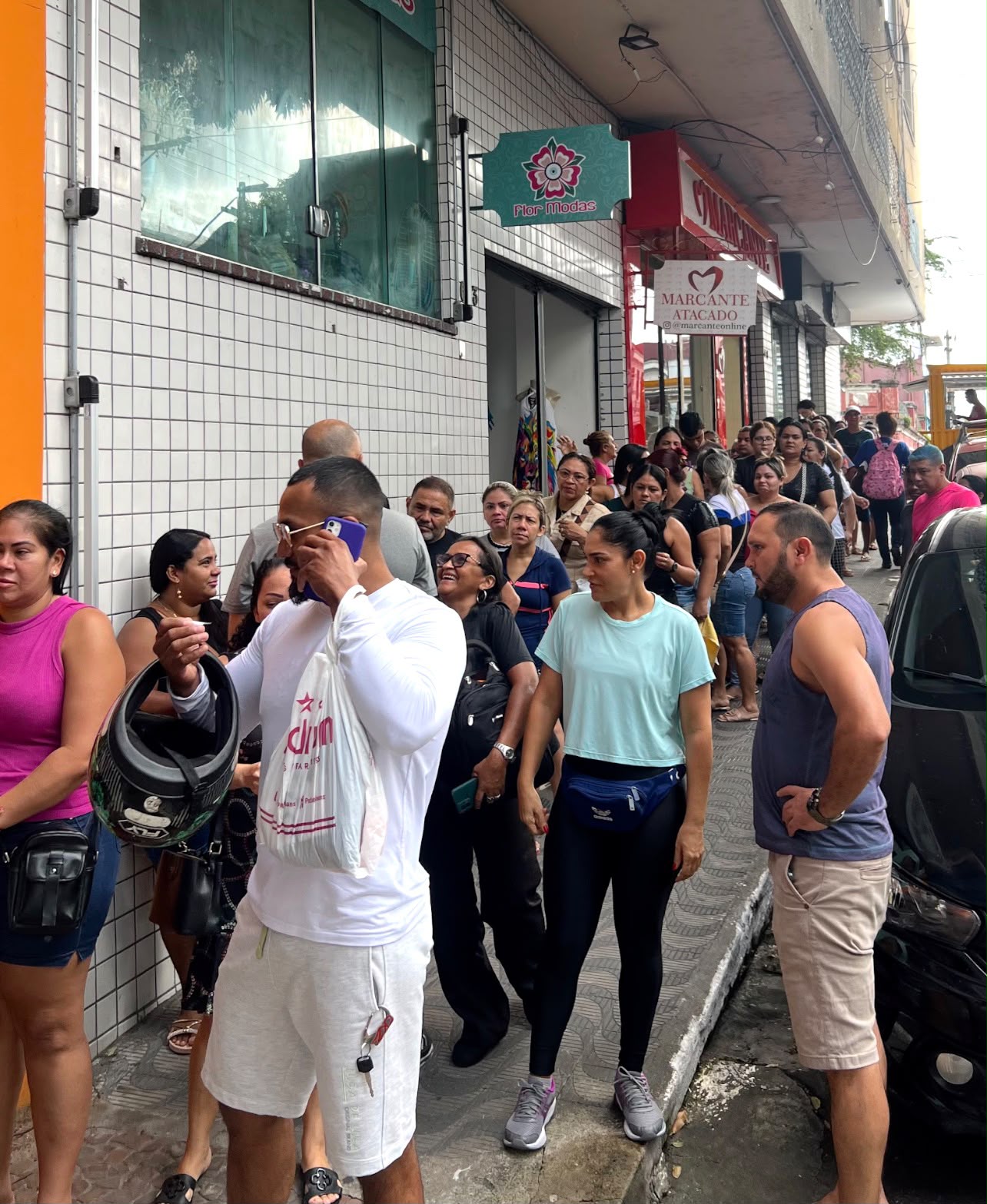 Fila de clientes na porta da Transbyshop no primeiro dia do lançamento