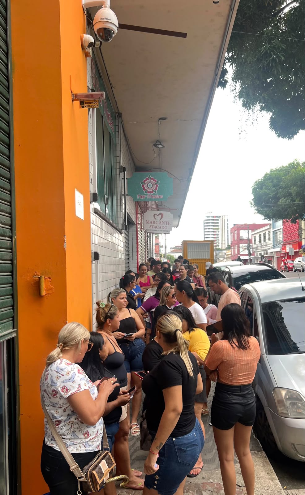 Fila de clientes na porta da Transbyshop no segundo dia do lançamento